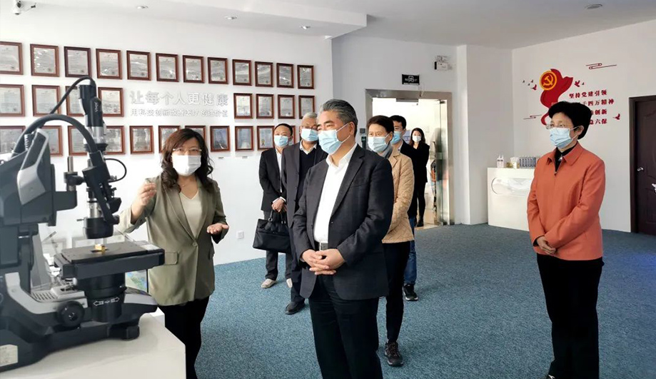 无锡市政协主席项雪龙一行莅临ag贵宾厅医疗调研指导